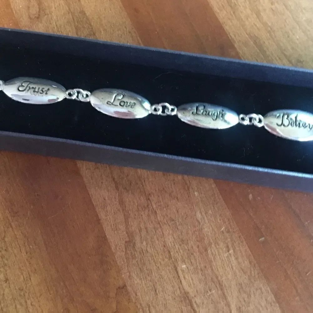 Reversible Silvertone Bracelet Adjustable. - Picture 2 of 8